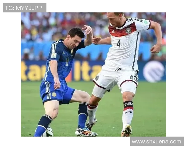 帅哥与足球明星亲密合影展现青春活力与运动魅力的完美结合