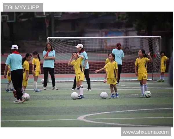 当足球明星与孩子们的梦想交汇时的温暖瞬间