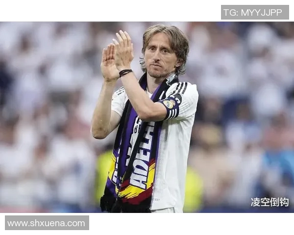 足球明星化身老年人搞笑恶作剧引发球迷热议与欢笑